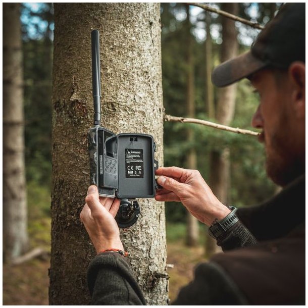 Huntcom Silva 4G Vildtkamerast med Jger SIM, SD Kort og 8 AA-batterier